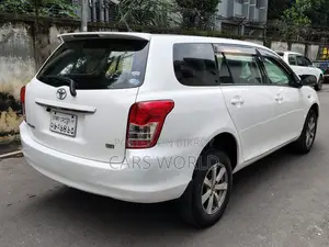 টয়োটা করোল্লা ফিল্ডার ১.৫ হাইব্রিড ফ্রন্ট-হুইল ড্রাইভ ২০১২ সাদা