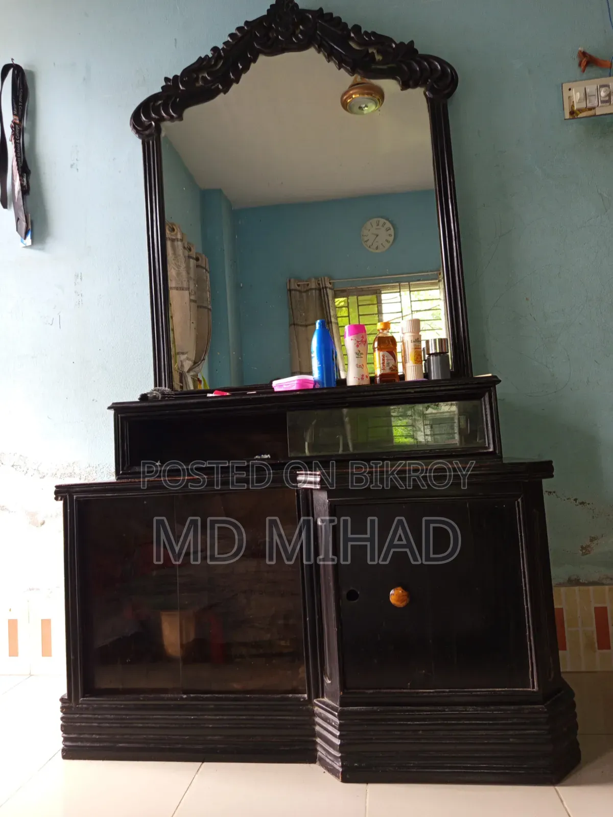 Dressing table made of teak wood.