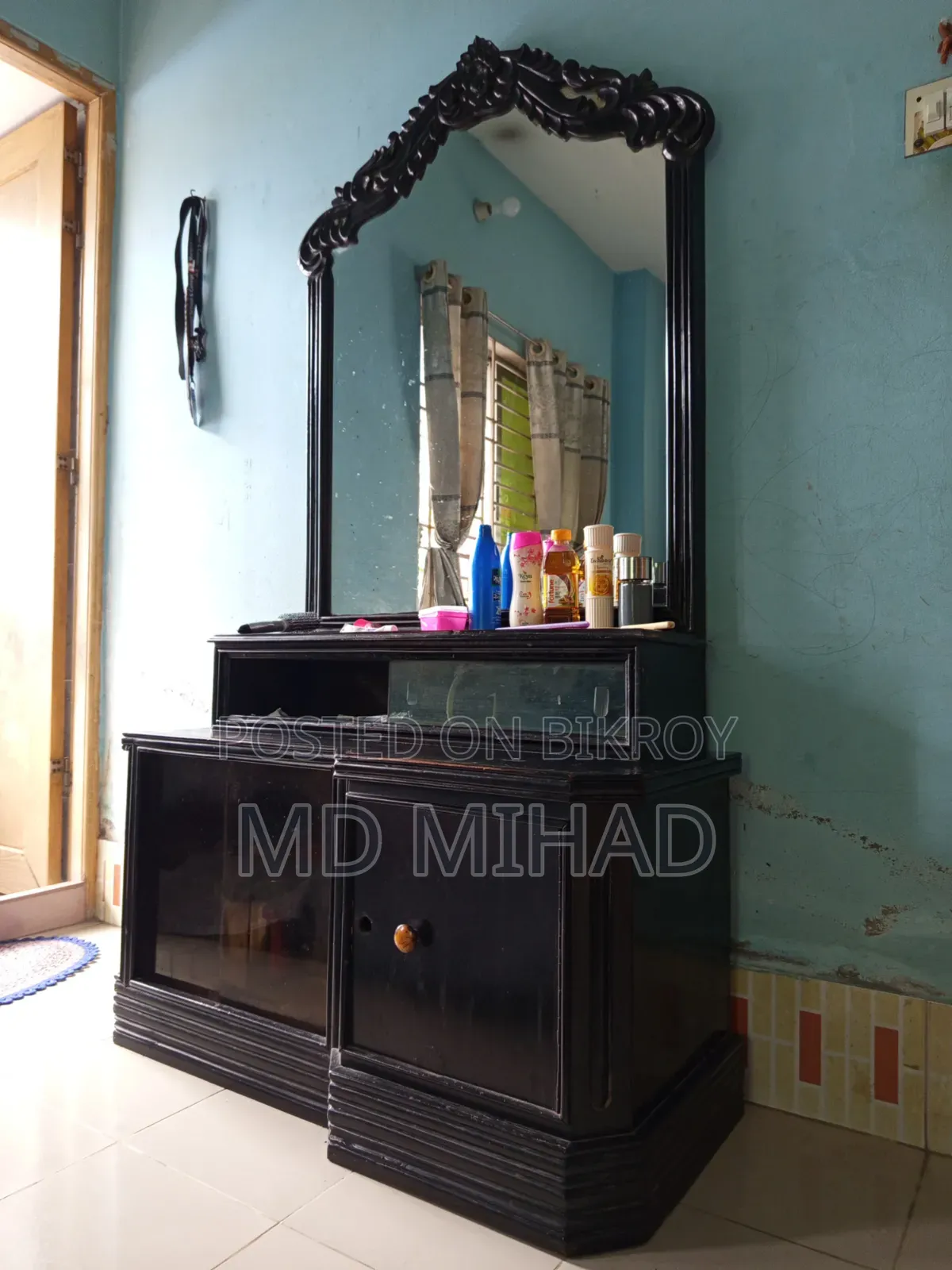 Dressing table made of teak wood.