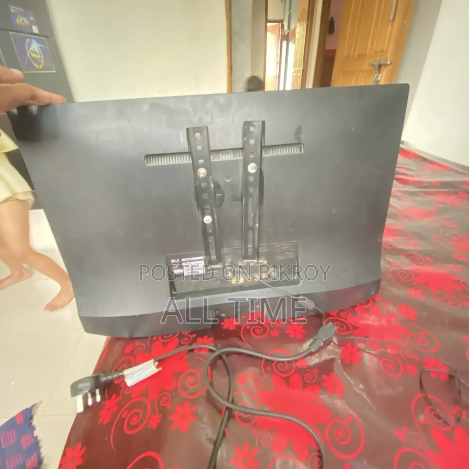 LG 24 Inch LED TV / Monitor (Good Condition)