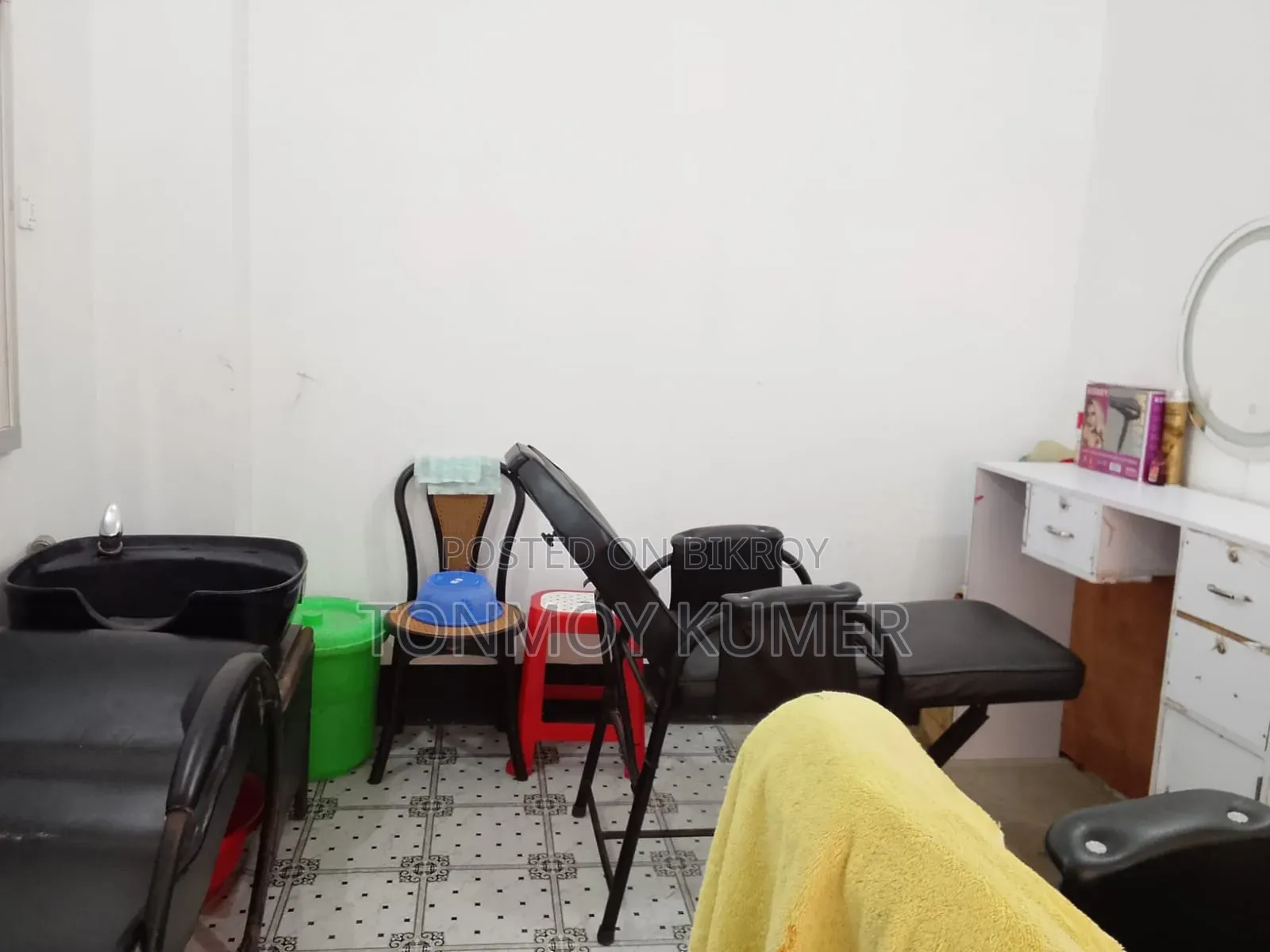 বিউটি পার্লারে আসবাবপত্র বিক্রি হবে
