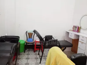 বিউটি পার্লারে আসবাবপত্র বিক্রি হবে