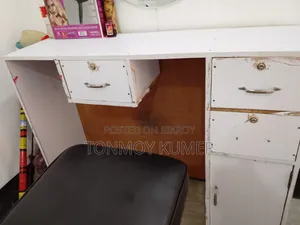 বিউটি পার্লারে আসবাবপত্র বিক্রি হবে