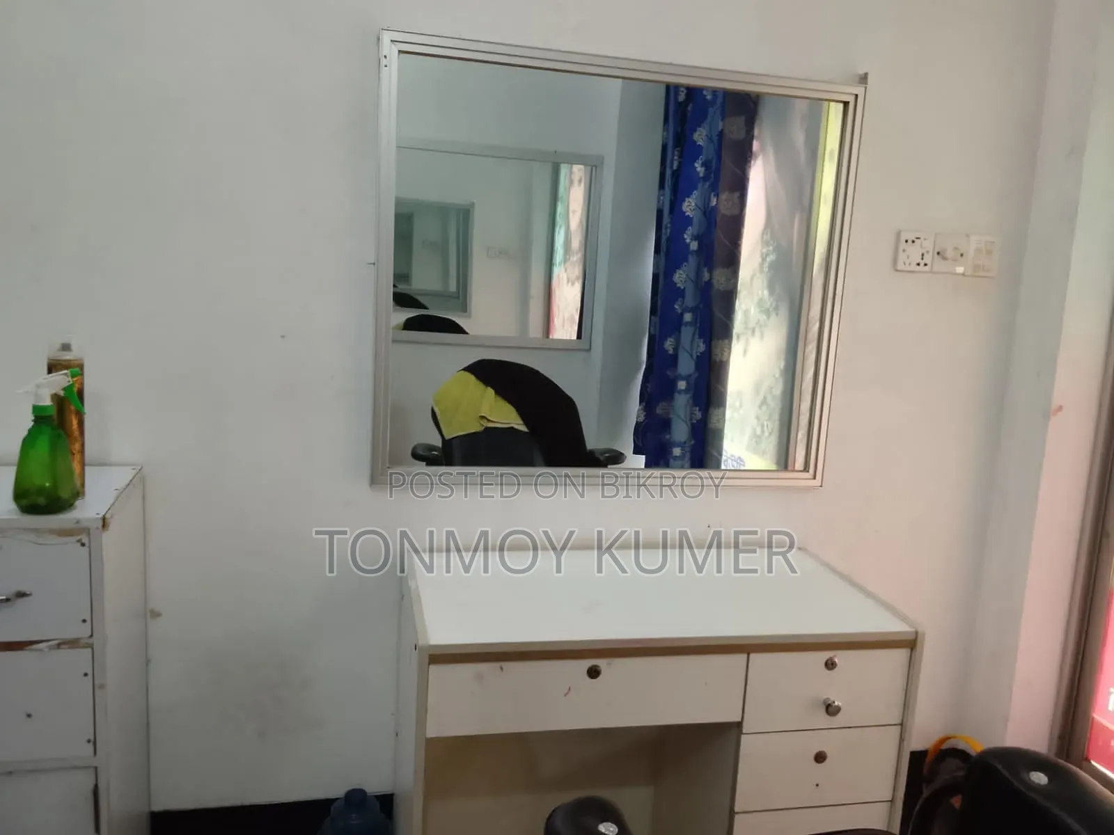 বিউটি পার্লারে আসবাবপত্র বিক্রি হবে