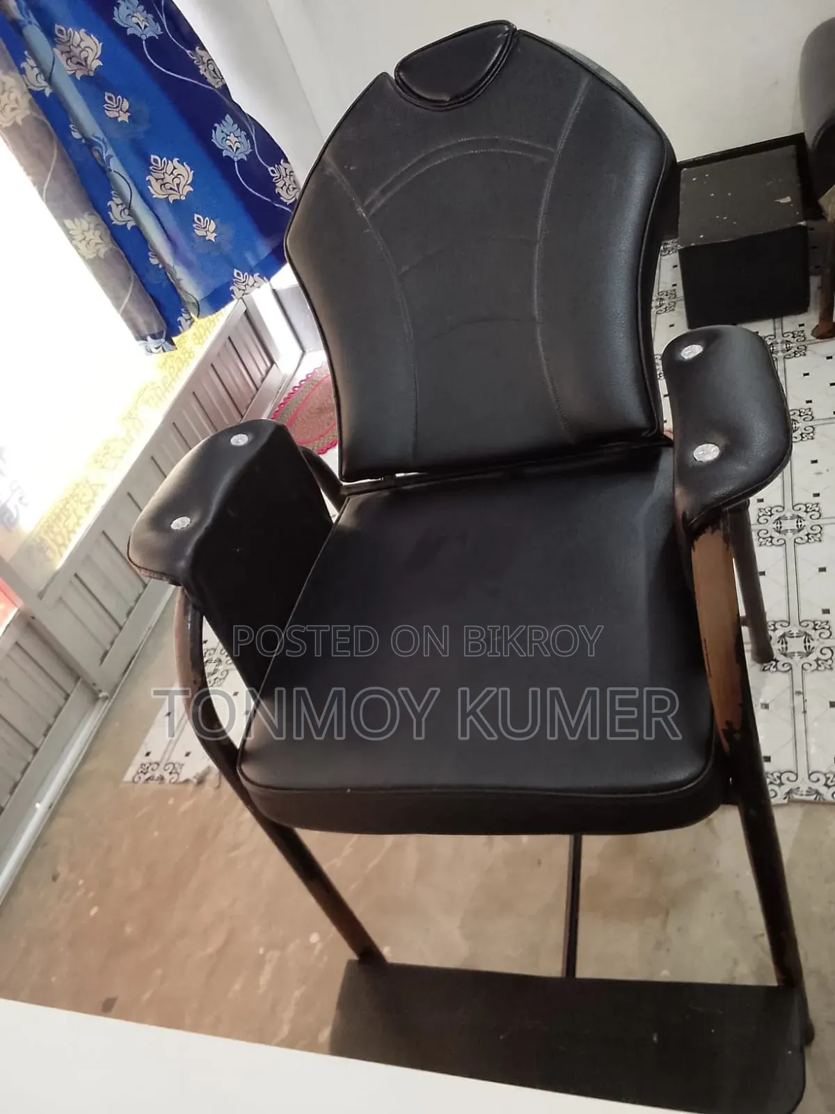 বিউটি পার্লারে আসবাবপত্র বিক্রি হবে