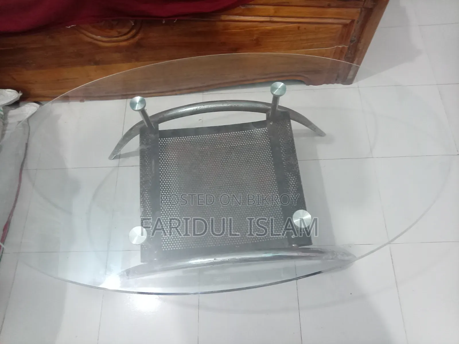 গ্লাসের একটি টি-টেবিল