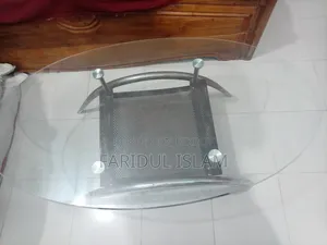 গ্লাসের একটি টি-টেবিল