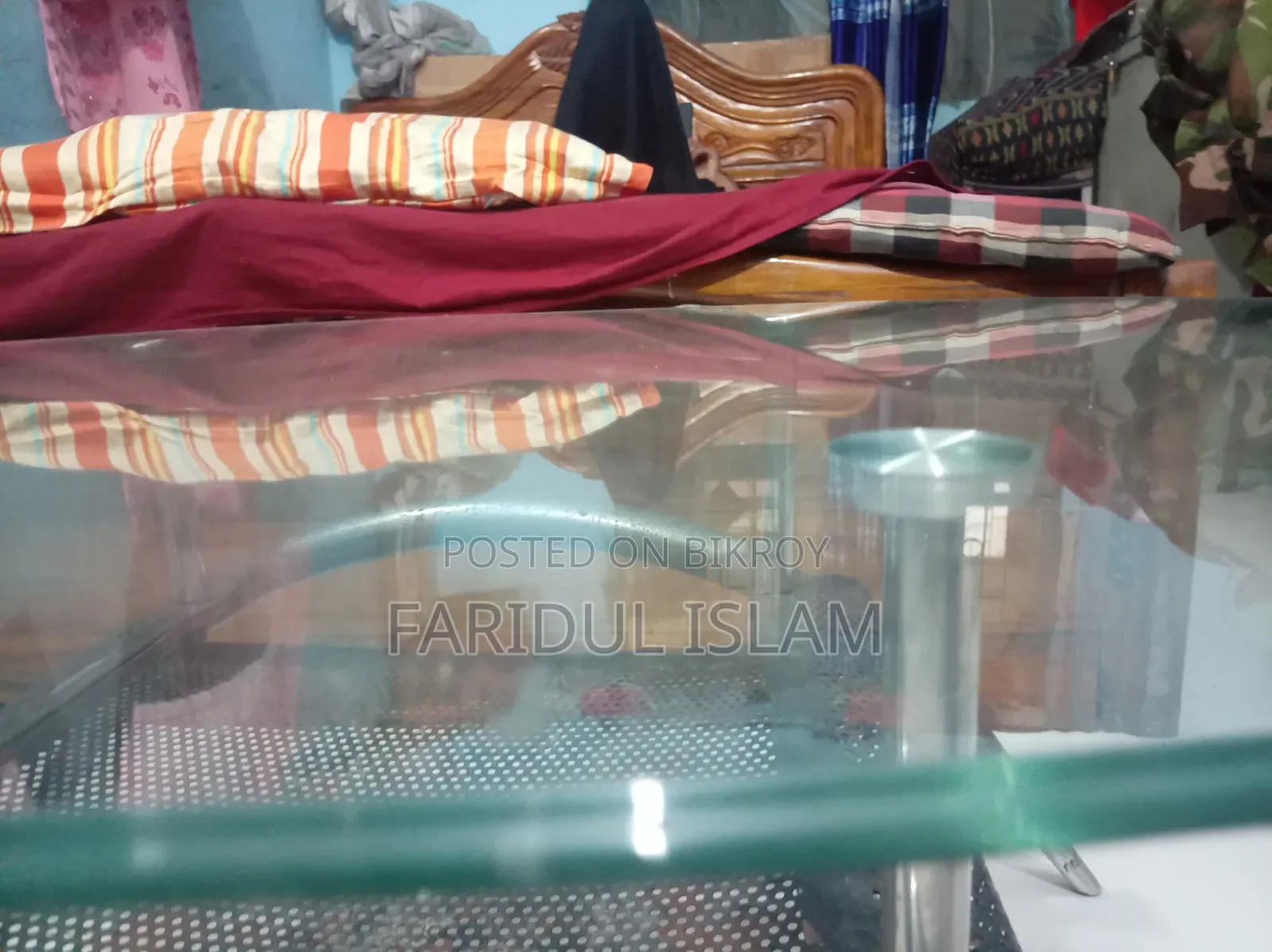 গ্লাসের একটি টি-টেবিল