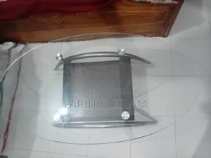 গ্লাসের একটি টি-টেবিল