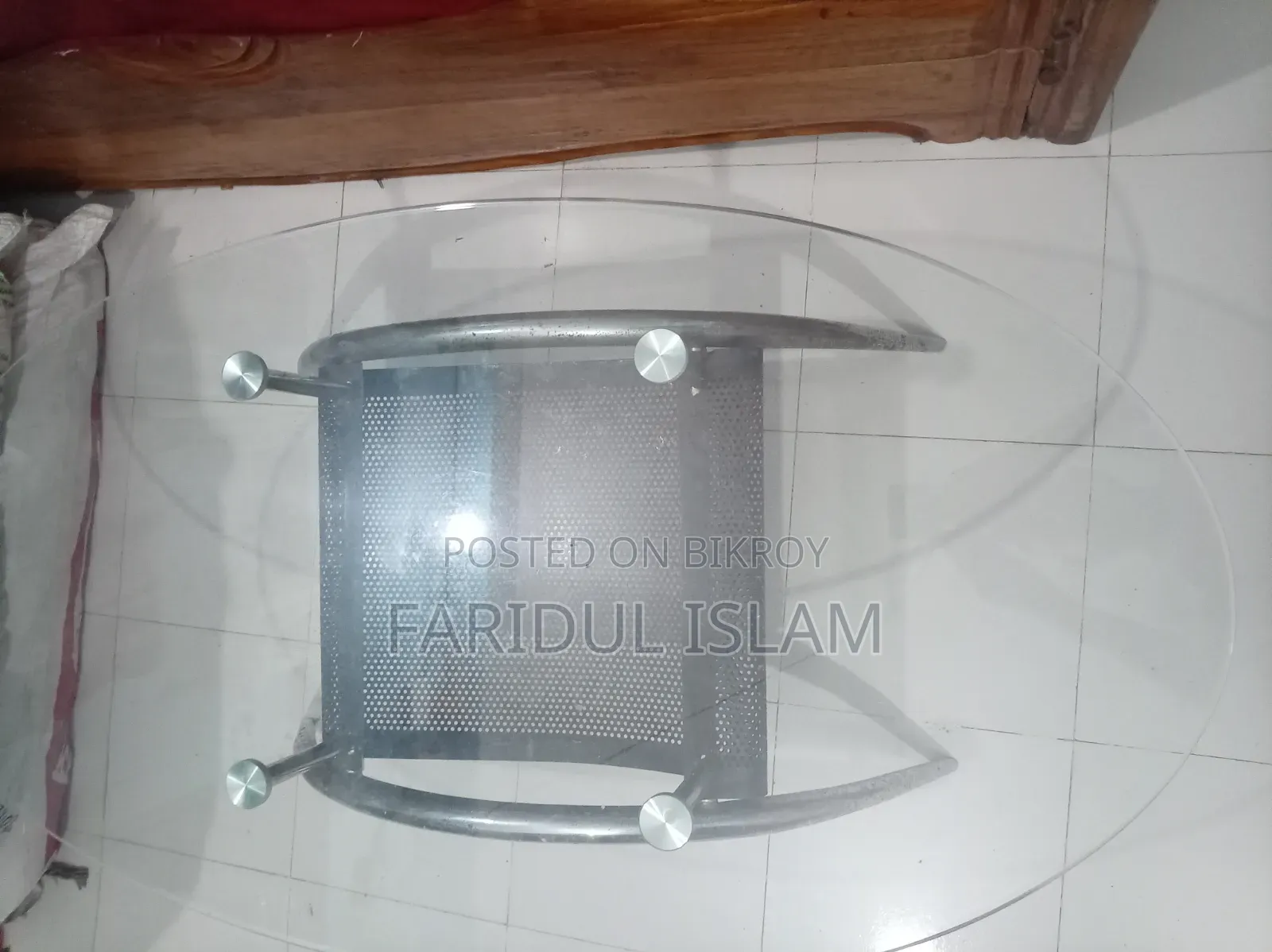 গ্লাসের একটি টি-টেবিল