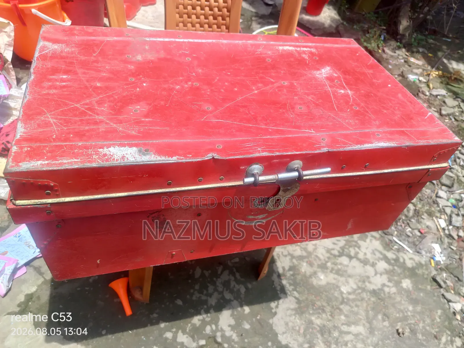 Clothing storage trunk