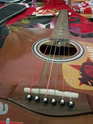 দুটি গিটার, তার মধ্যে একটি বিক্রি করা হবে