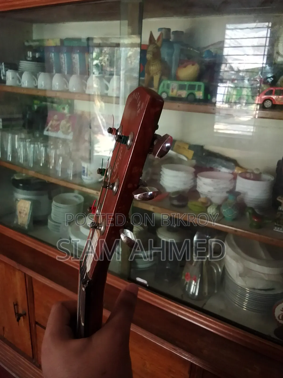 দুটি গিটার, তার মধ্যে একটি বিক্রি করা হবে
