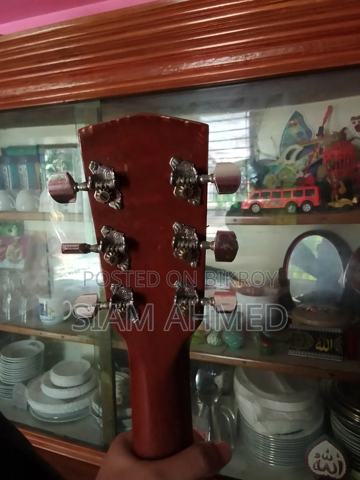 দুটি গিটার, তার মধ্যে একটি বিক্রি করা হবে