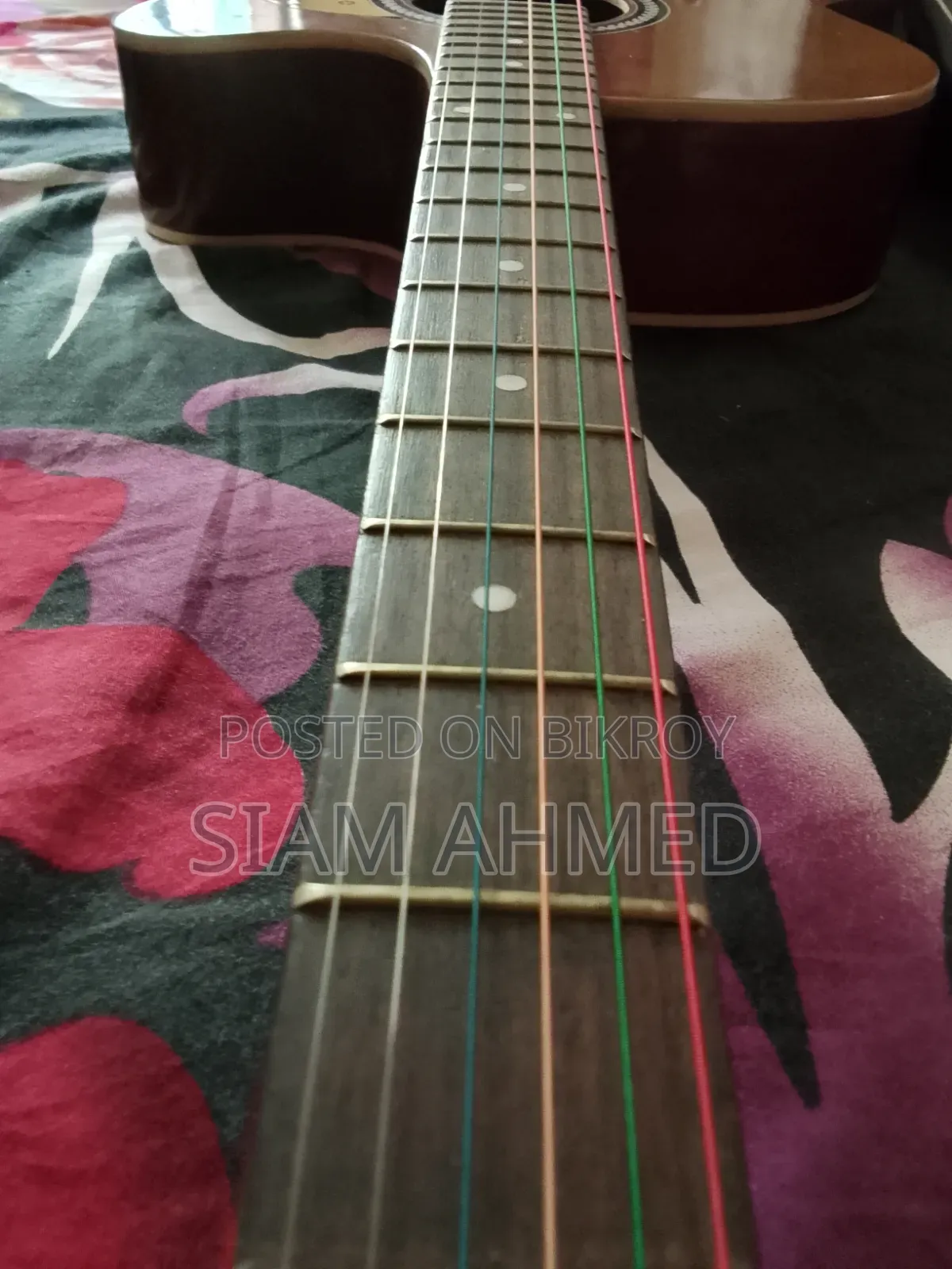 দুটি গিটার, তার মধ্যে একটি বিক্রি করা হবে