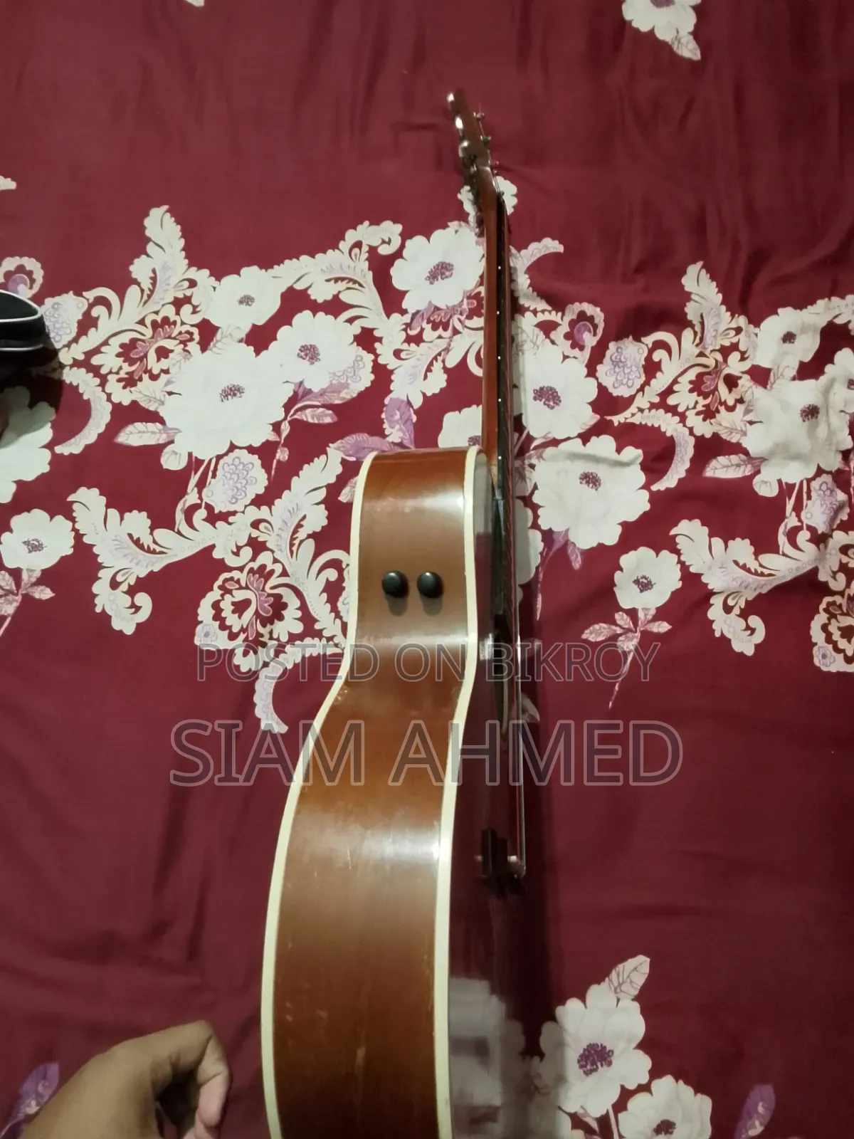 দুটি গিটার, তার মধ্যে একটি বিক্রি করা হবে