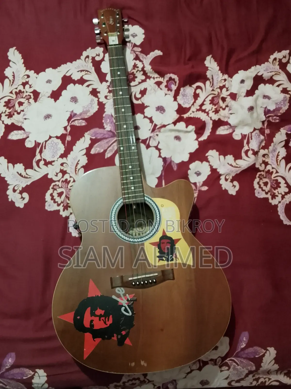 দুটি গিটার, তার মধ্যে একটি বিক্রি করা হবে