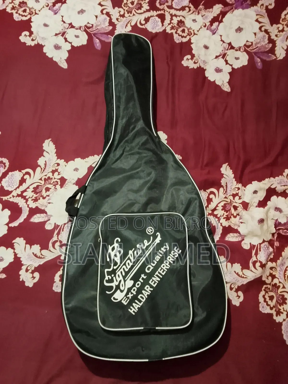 দুটি গিটার, তার মধ্যে একটি বিক্রি করা হবে
