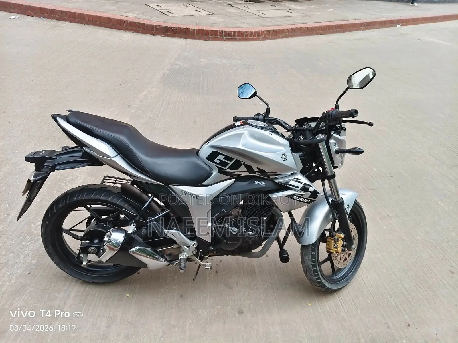 সুজুকি গিক্সার ২০২৩ সিলভার