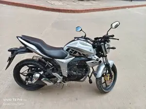 সুজুকি গিক্সার ২০২৩ সিলভার