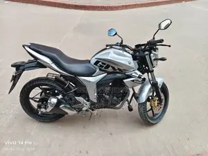 সুজুকি গিক্সার ২০২৩ সিলভার
