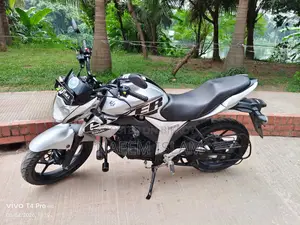 সুজুকি গিক্সার ২০২৩ সিলভার