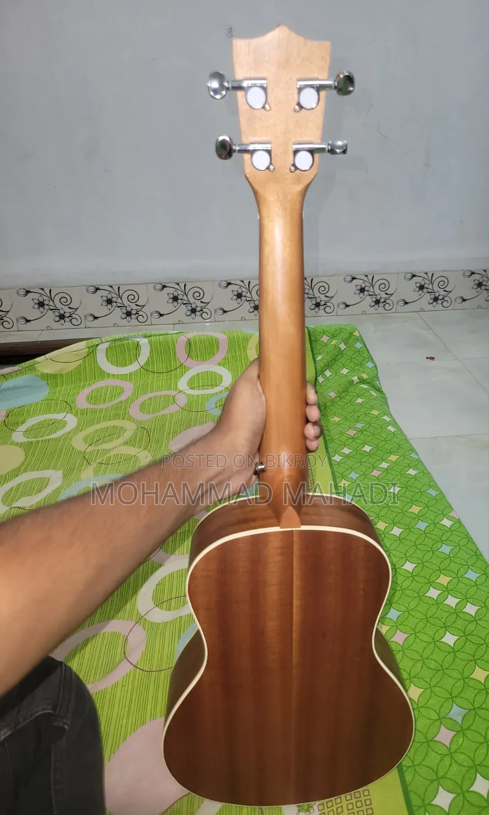 লুক লাইক ব্রান্ড নিউ ইউকুলেলে