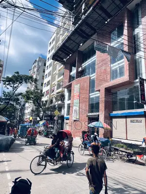 মোহাম্মদপুরের ঢাকা উদ্যান/চন্দ্রিমা হাউজিংয়ের প্রধান সড়কে বাণিজ্যিক