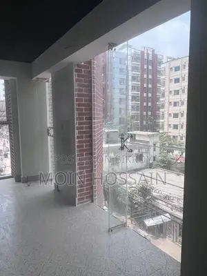 মোহাম্মদপুরের ঢাকা উদ্যান/চন্দ্রিমা হাউজিংয়ের প্রধান সড়কে বাণিজ্যিক