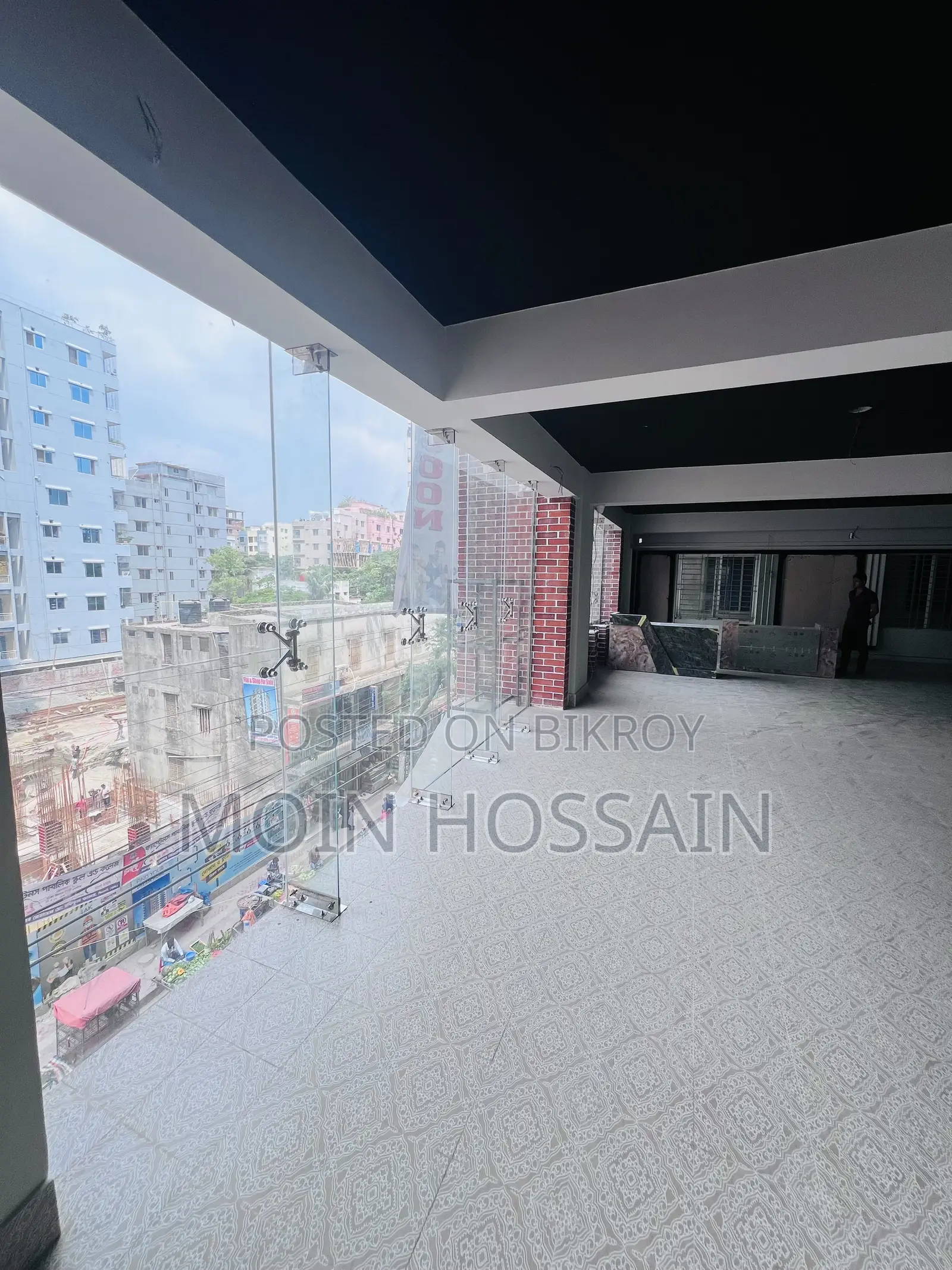 মোহাম্মদপুরের ঢাকা উদ্যান/চন্দ্রিমা হাউজিংয়ের প্রধান সড়কে বাণিজ্যিক
