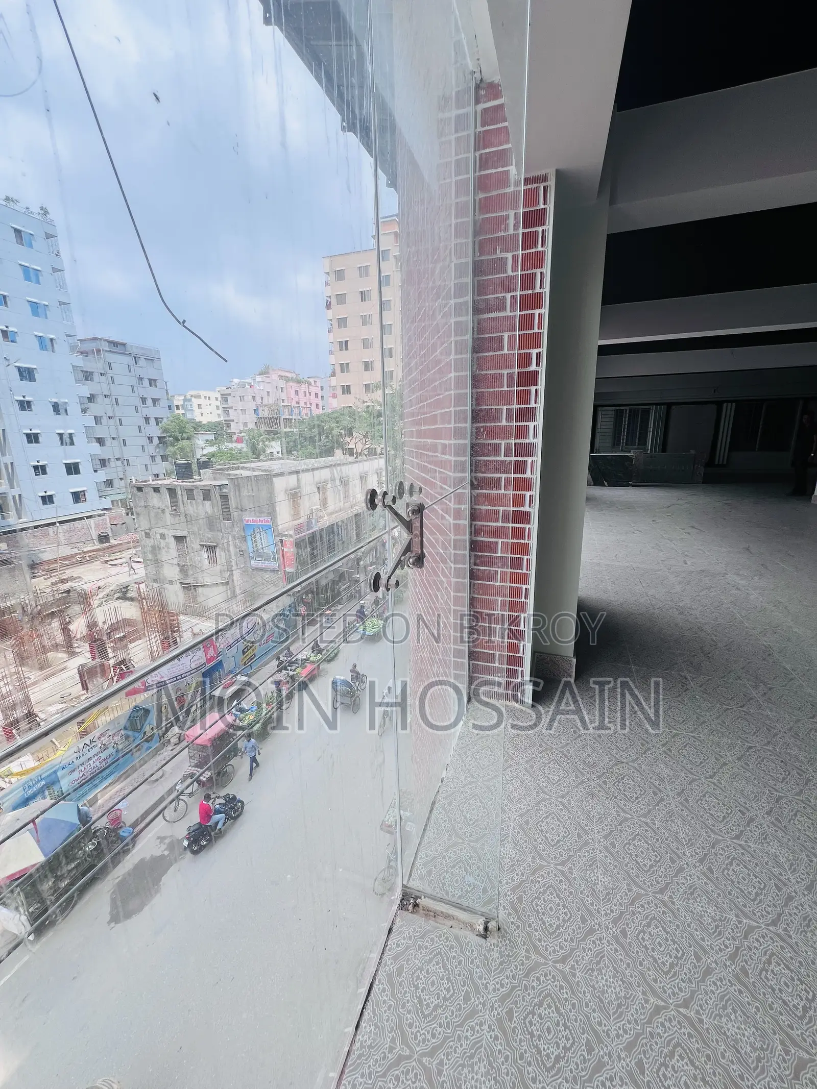 মোহাম্মদপুরের ঢাকা উদ্যান/চন্দ্রিমা হাউজিংয়ের প্রধান সড়কে বাণিজ্যিক