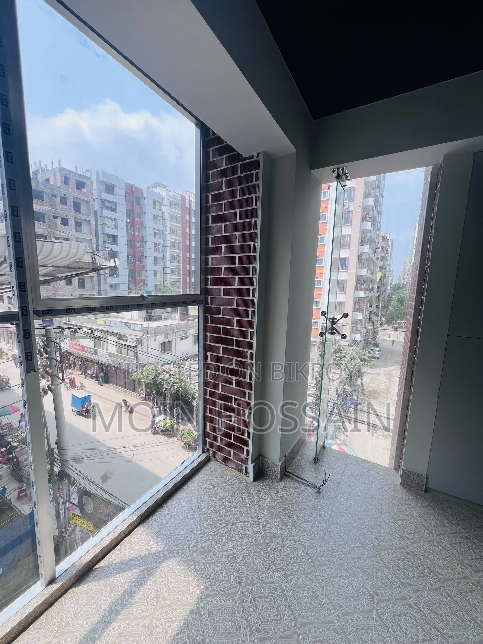 মোহাম্মদপুরের ঢাকা উদ্যান/চন্দ্রিমা হাউজিংয়ের প্রধান সড়কে বাণিজ্যিক