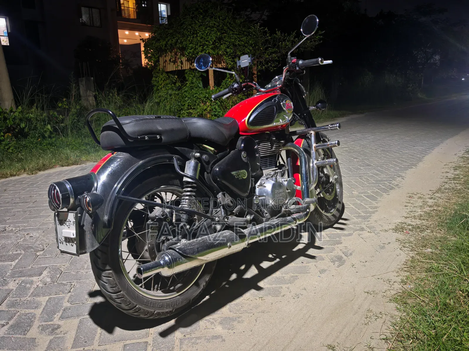 রয়েল এনফিল্ড ক্লাসিক ৩৫০ ২০২৫ লাল