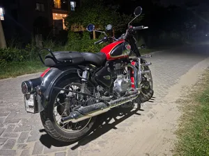 রয়েল এনফিল্ড ক্লাসিক ৩৫০ ২০২৫ লাল