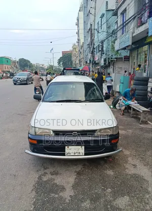 টয়োটা করোলা ২০০২ হোয়াইট