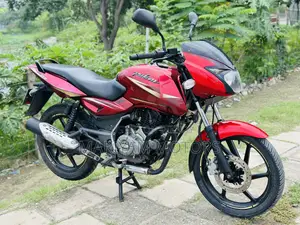 বাজাজ পালসার ১৫০ ২০১৭ লাল