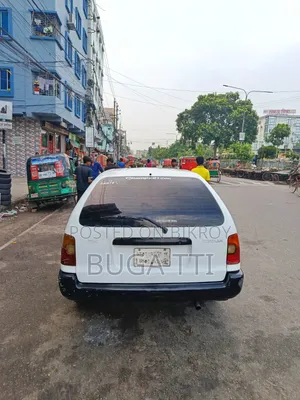 টয়োটা করোলা ২০০২ হোয়াইট