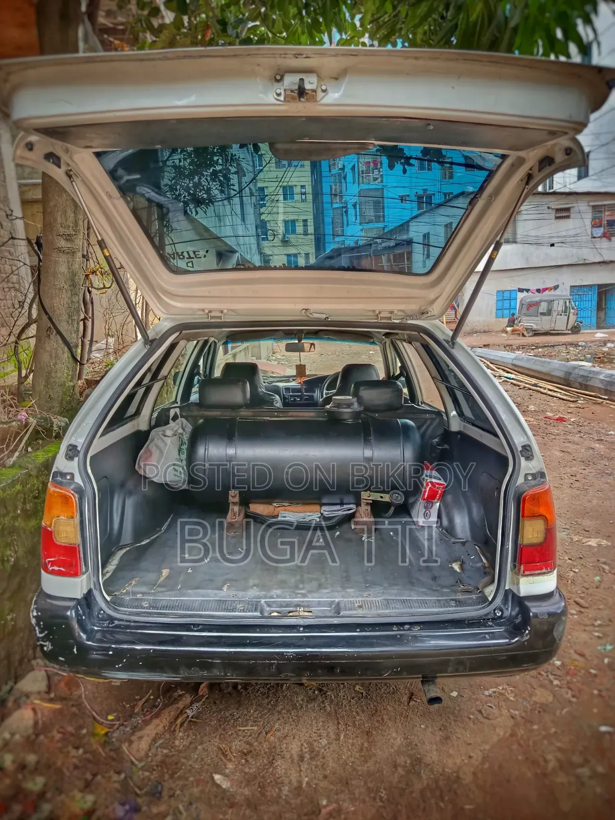 টয়োটা করোলা ২০০২ হোয়াইট