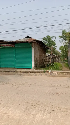 কমলগঞ্জ পৌরসভা এলাকায় মেইন রোড সংলগ্ন ৫ কাটা জমি বিক্রয় করা হবে।