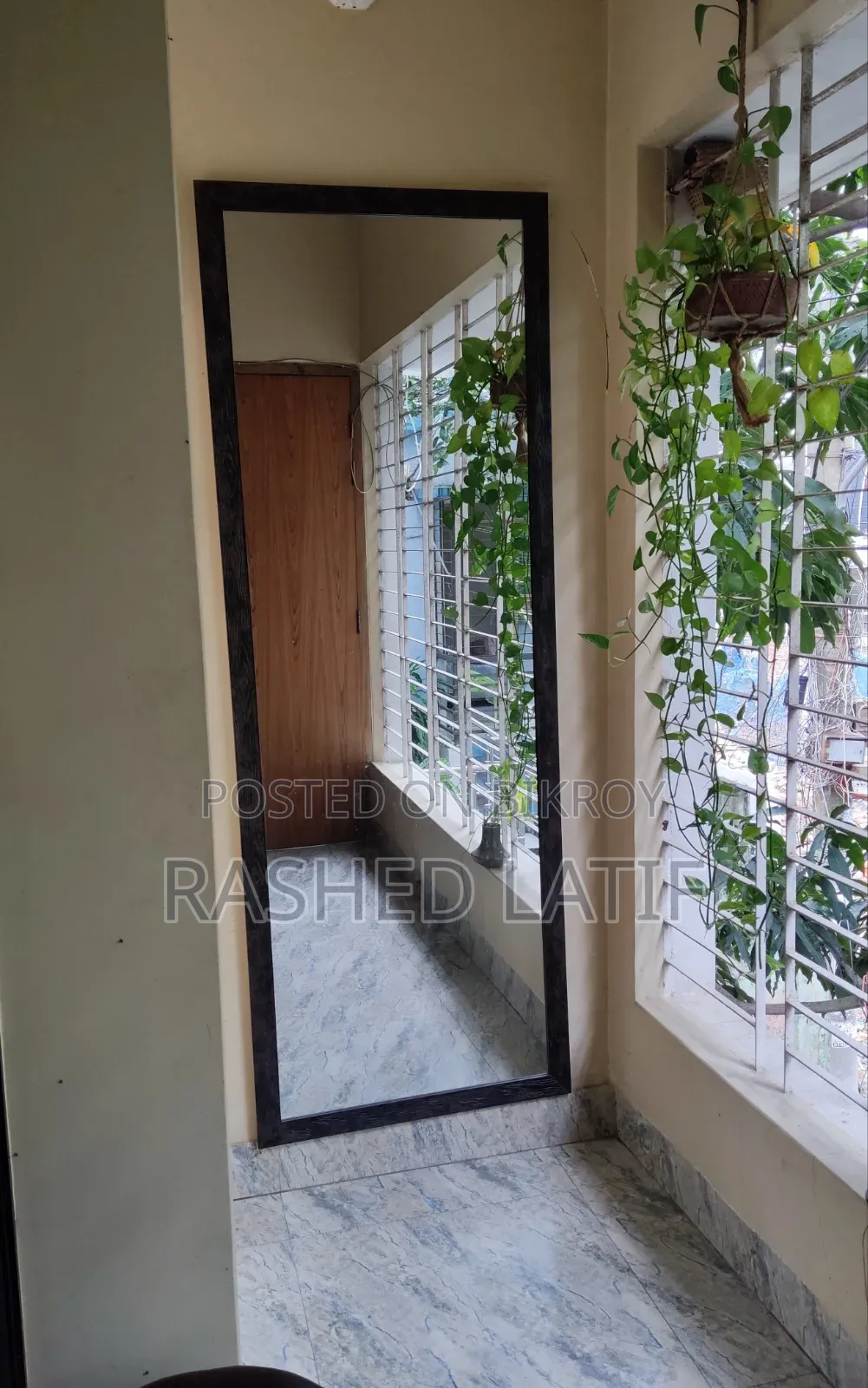আয়না - দেওয়াল
