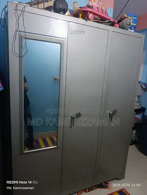 হেভি-ডিউটি ৩-ডোর স্টিল আলমিরাহ উইথ ওয়ার্ডরোব।