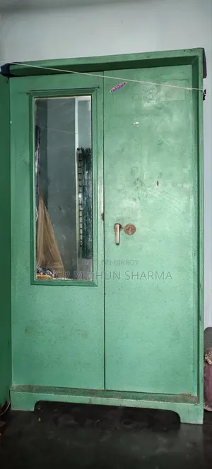 ভালো কন্ডিশনের সবুজ রঙের স্টিলের আলমারি বিক্রি হবে (আয়না সহ)