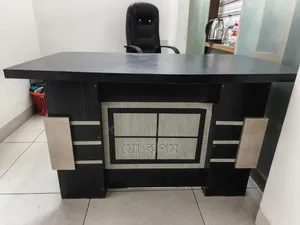 অফিস টেবিল