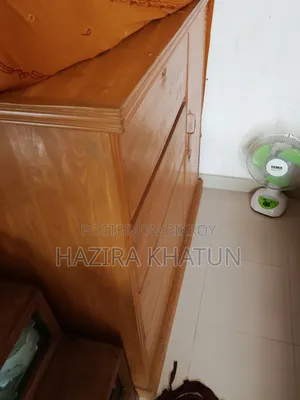 কাঠের একটি ওয়ারড্রব বিক্রি করা হবে