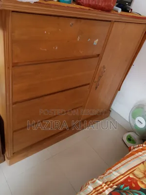 কাঠের একটি ওয়ারড্রব বিক্রি করা হবে