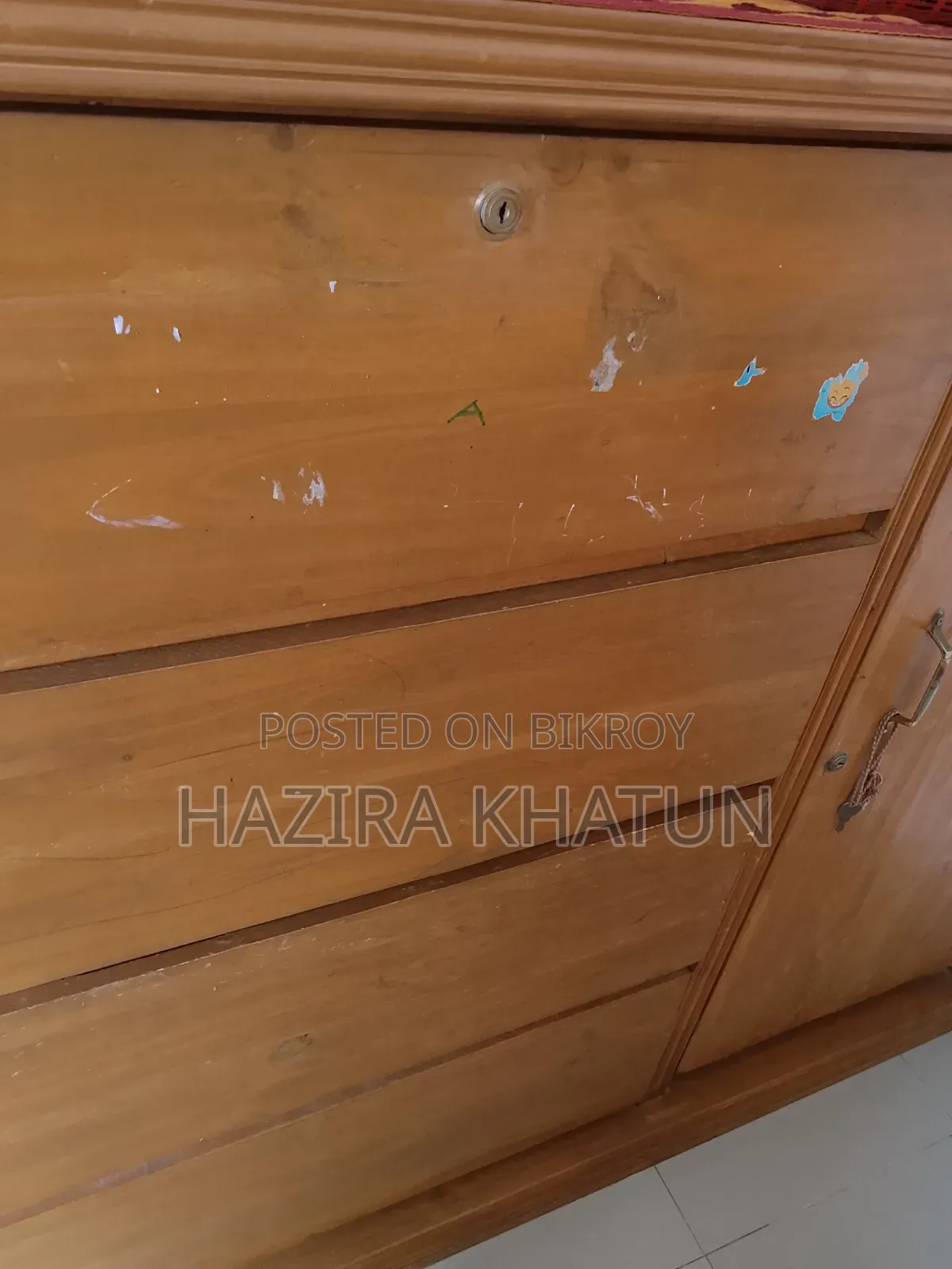 কাঠের একটি ওয়ারড্রব বিক্রি করা হবে