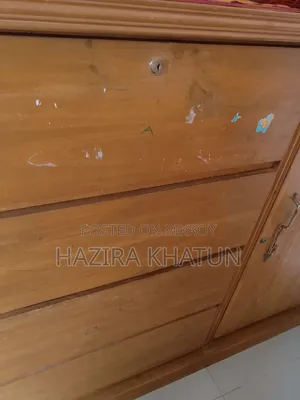 কাঠের একটি ওয়ারড্রব বিক্রি করা হবে