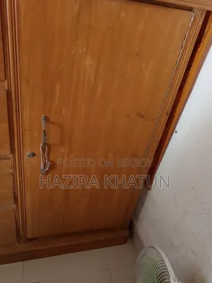 কাঠের একটি ওয়ারড্রব বিক্রি করা হবে