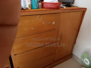 কাঠের একটি ওয়ারড্রব বিক্রি করা হবে