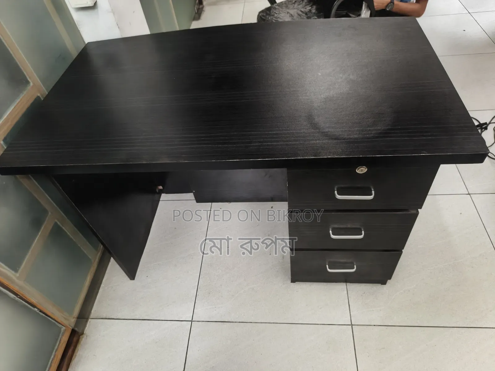 অফিস টেবিল